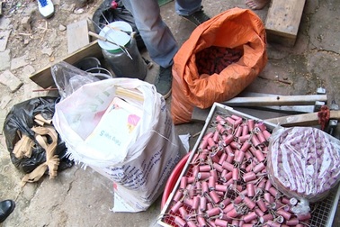 Mua nguyên vật liệu về sản xuất pháo nổ ngay tại nhà