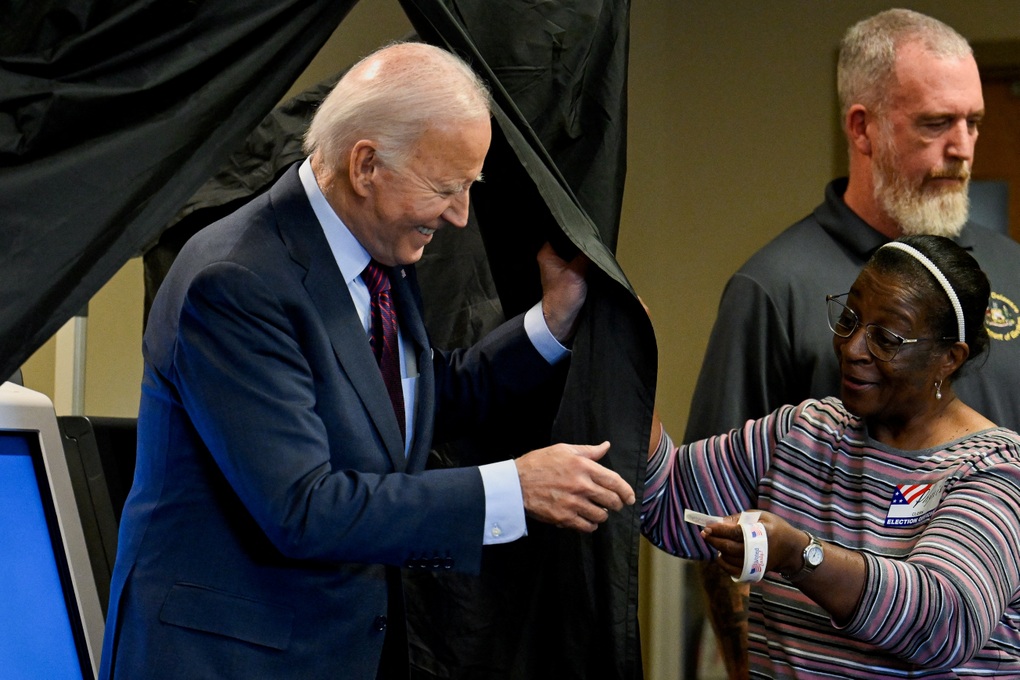 Tổng thống Biden xếp hàng bỏ phiếu sớm - 2 Tổng thống Biden xếp hàng bỏ phiếu sớm - 2