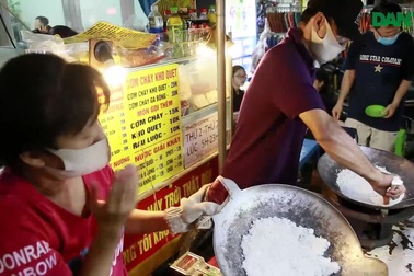 Quán cơm cháy của đôi vợ chồng câm điếc ở Sài Gòn.