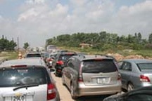 Ô tô “chết cứng” trên đường Láng - Hoà Lạc