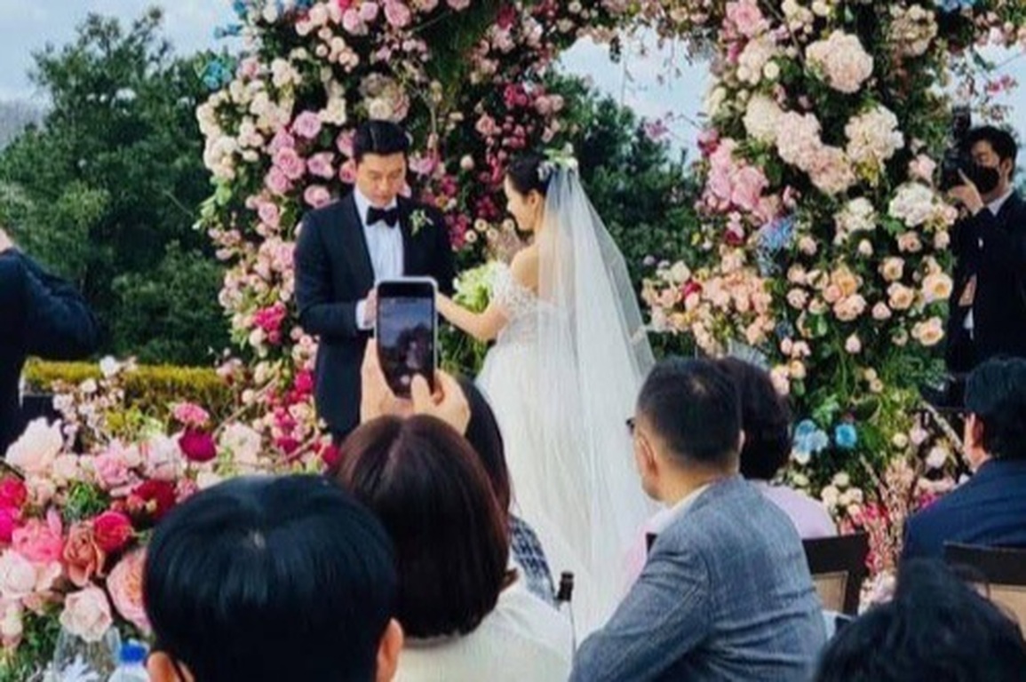 Clip cô dâu Son Ye Jin và chú rể Hyun Bin hạnh phúc tiến vào lễ đường - 3 Clip cô dâu Son Ye Jin và chú rể Hyun Bin hạnh phúc tiến vào lễ đường - 3