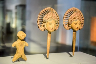 "Vòng quanh thế giới" qua cổ vật trưng bày tại Hà Nội