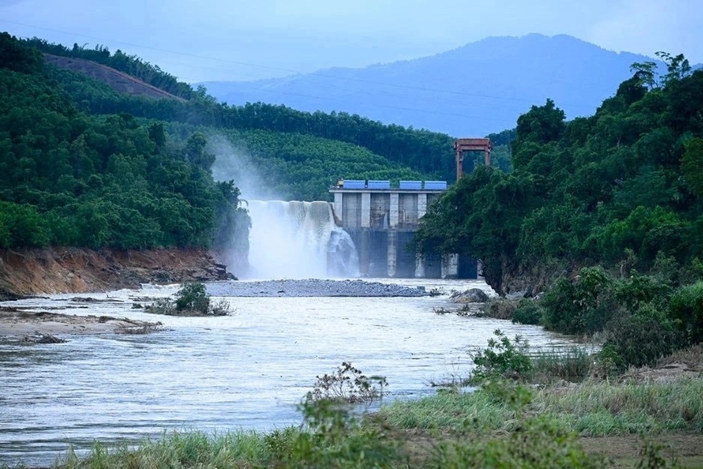 Hàng loạt thủy điện xả lũ, nhiều địa phương sẵn sàng sơ tán dân - 2 Hàng loạt thủy điện xả lũ, nhiều địa phương sẵn sàng sơ tán dân - 2