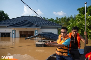 Vượt lũ cao ngang mái nhà cứu trợ dân trong trận lụt lịch sử ở Bắc Ninh