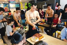 Rộ mốt thuê trai đẹp, cơ bắp bán hàng ở Hà Nội