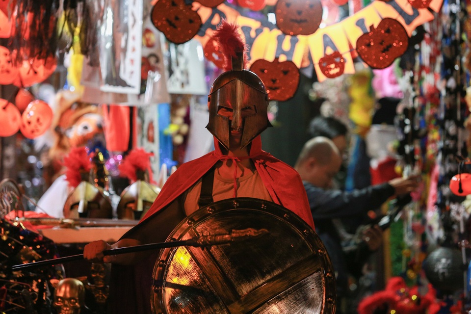 Loạt ma quỷ kinh dị tràn xuống phố hóa trang ở Hà Nội dịp Halloween - 13