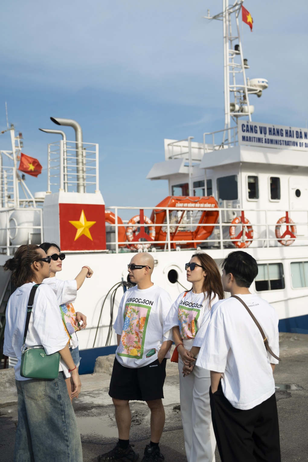 Vũ Ngọc và Son biến bến cảng sông Hàn thành sàn diễn thời trang - 1 Vũ Ngọc và Son biến bến cảng sông Hàn thành sàn diễn thời trang - 1