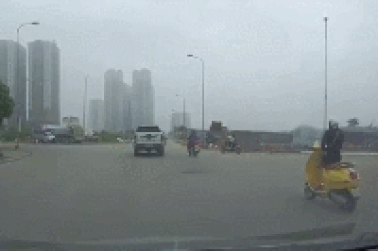 Thiếu nữ đi xe đạp điện bất ngờ lao thẳng vào ô tô