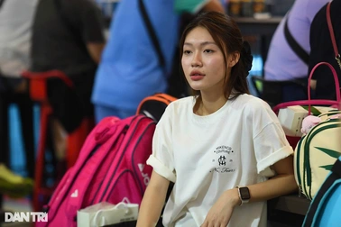 Cổ động viên xinh đẹp làm tăng sức nóng tại giải pickleball báo Dân trí