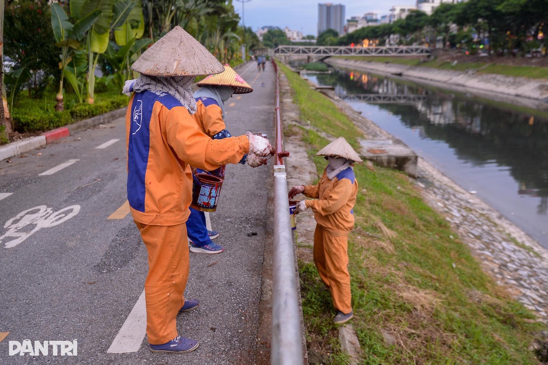 Dòng nước hôi thối vẫn ồ ạt chảy vào sông Tô Lịch trước ngày hồi sinh - 5