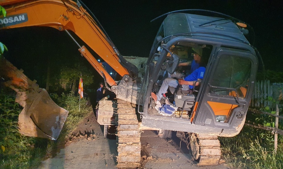 Nhức nhối nạn múc trộm đất ruộng vào ban đêm - 3 Nhức nhối nạn múc trộm đất ruộng vào ban đêm - 3
