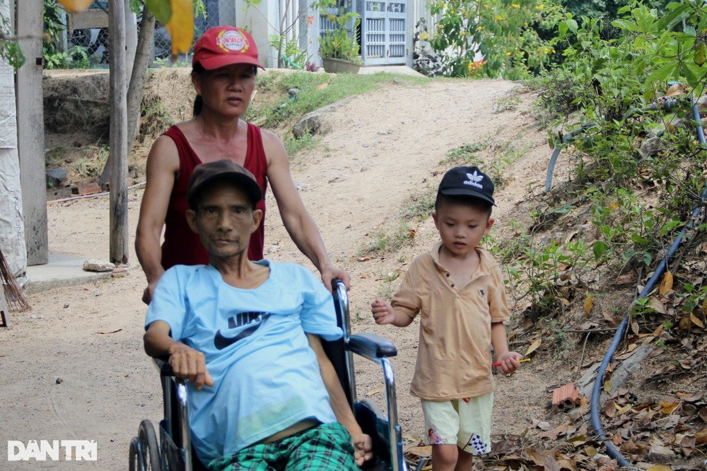 Người đàn ông gần đất xa trời mơ mái ấm cho vợ khờ, con thơ - 1 Người đàn ông gần đất xa trời mơ mái ấm cho vợ khờ, con thơ - 1