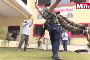 "Siêu nhân" người Ấn nâng xe bằng tay, kéo ô tô bằng răng