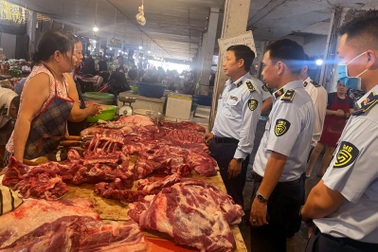 Hà Nội tăng cường kiểm tra thường xuyên, đột xuất an toàn thực phẩm dịp cuối năm