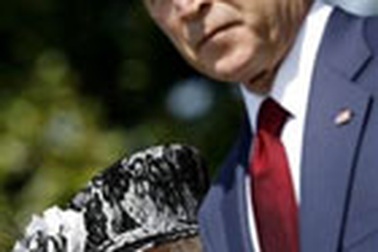 Tổng thống Bush suýt "sảy miệng" với Nữ hoàng Anh