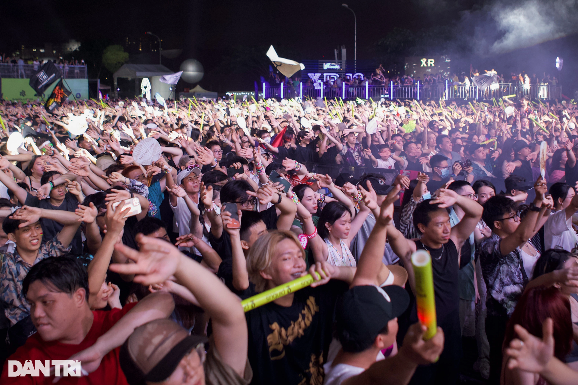 Hàng nghìn bạn trẻ quẩy hết mình với lễ hội âm nhạc EDM số một Việt Nam - 7 Hàng nghìn bạn trẻ quẩy hết mình với lễ hội âm nhạc EDM số một Việt Nam - 7