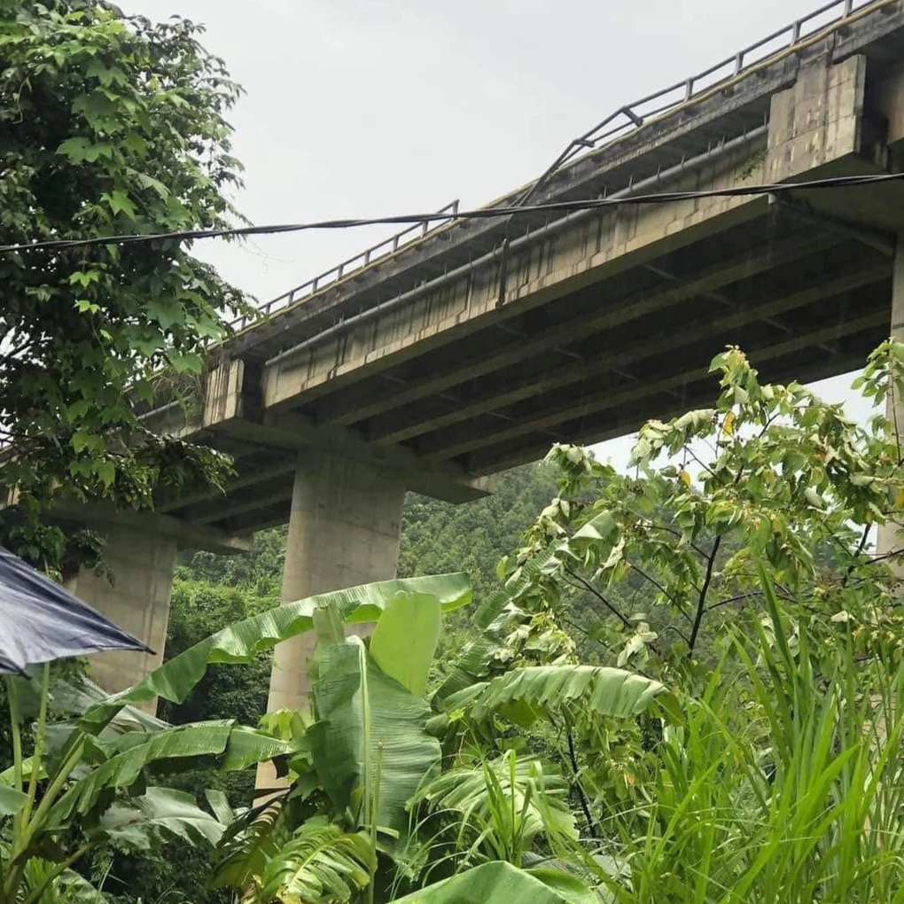 Ô tô tải văng khỏi cao tốc Nội Bài - Lào Cai, 2 người trọng thương - 2 Ô tô tải văng khỏi cao tốc Nội Bài - Lào Cai, 2 người trọng thương - 2