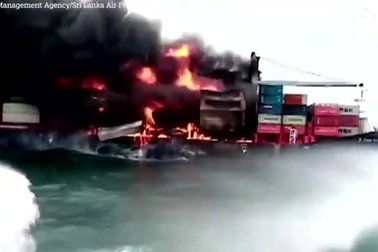Cận cảnh tàu container cháy ngùn ngụt suốt 6 ngày trên biển Sri Lanka