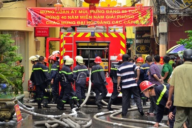 Cháy lớn nhà 3 tầng trung tâm TPHCM, 2 người bị thương