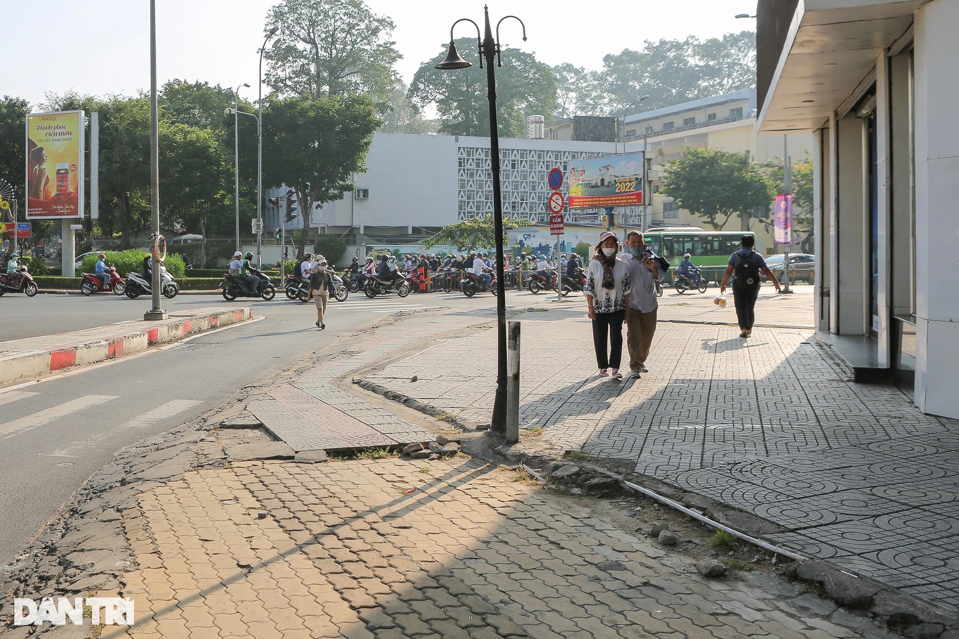 Nhiều tuyến vỉa hè ở trung tâm TPHCM như chiếc áo rách - 9