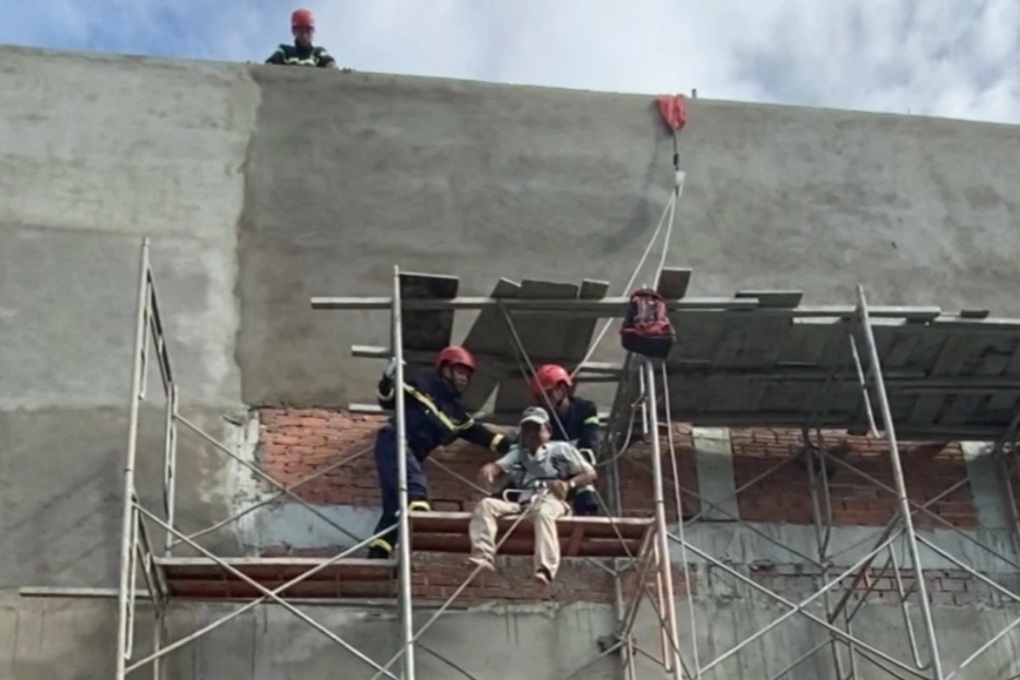 Giải cứu thợ xây bị tai nạn lao động, mắc kẹt trên cao - 1