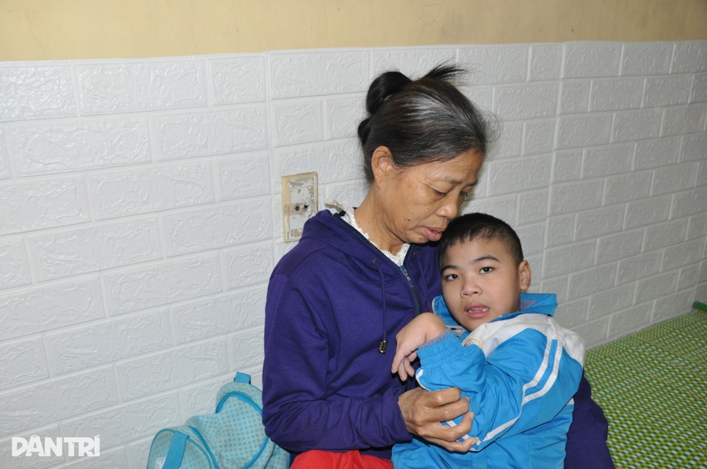 Cậu bé bại não sống cầm cự qua ngày nhờ những suất cơm từ thiện - 4 Cậu bé bại não sống cầm cự qua ngày nhờ những suất cơm từ thiện - 4