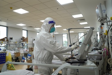 Vượt qua nhiễm SARS-CoV-2, bác sĩ lăn xả giành sự sống bệnh nhân Covid-19