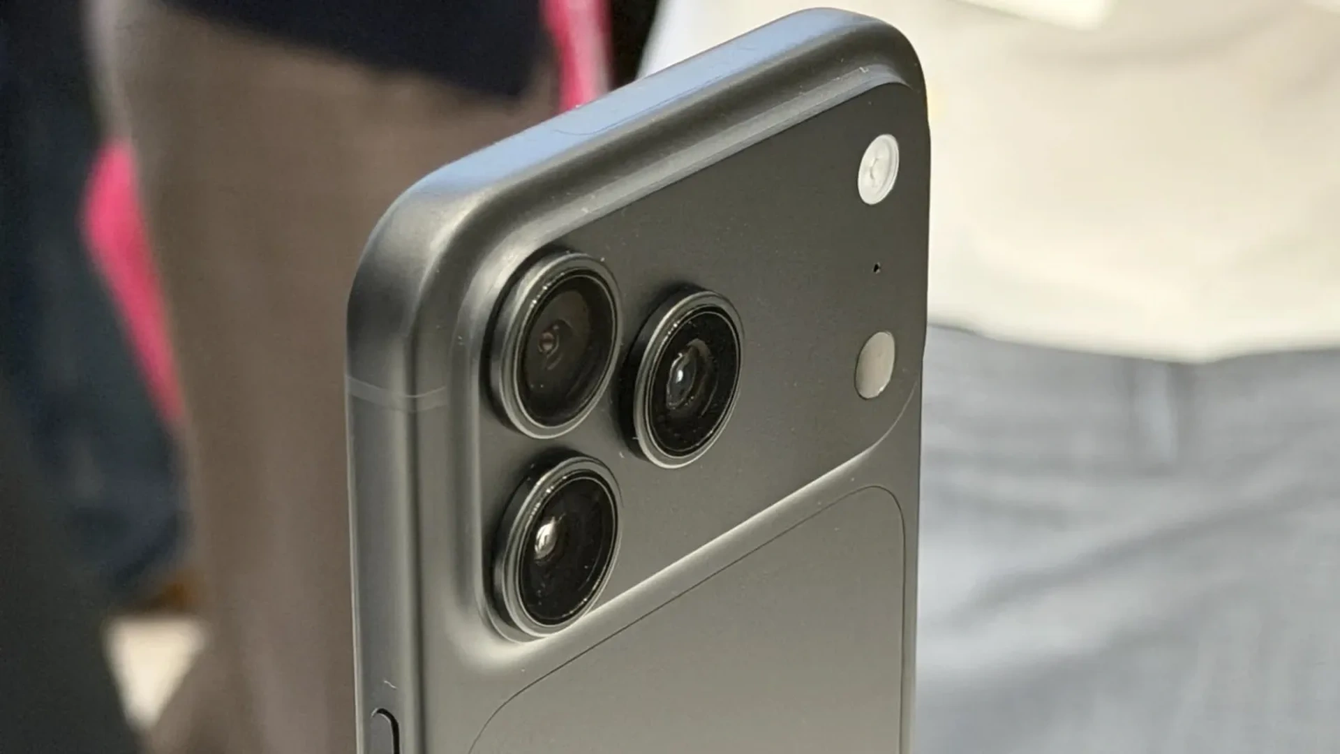 Trên tay iPhone 18 Pro - Thiết kế cũ, màu sắc mới - 3 Trên tay iPhone 18 Pro - Thiết kế cũ, màu sắc mới - 3
