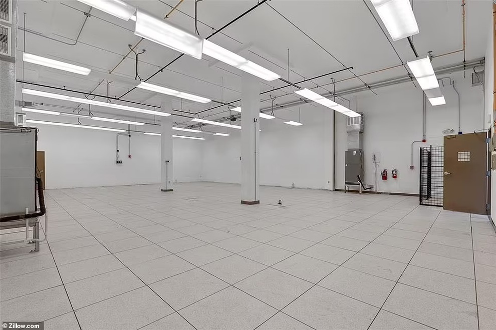 Kỳ lạ ngôi nhà được rao giá một triệu USD không phòng ngủ, cửa sổ - 2