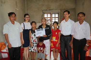 Trao hơn 53 triệu đồng tới gia đình chị Nguyễn Thị Hoa