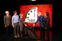 Đồng hồ ngày tận thế nhích thêm 10 giây