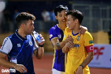 Quế Ngọc Hải ghi bàn và nhận thẻ đỏ, SL Nghệ An bị cầm hòa