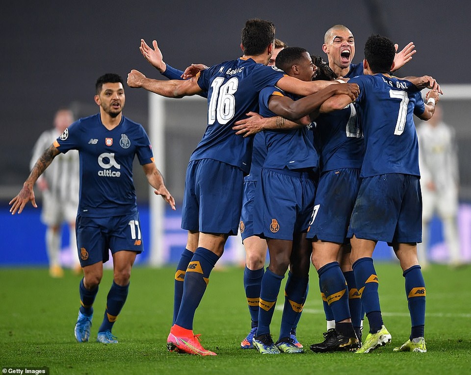 C.Ronaldo bất lực nhìn Juventus bị loại cay đắng dưới tay Porto - 16 C.Ronaldo bất lực nhìn Juventus bị loại cay đắng dưới tay Porto - 16