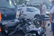 Xe tải tông ô tô và 6 xe máy đang chờ đèn đỏ trên quốc lộ