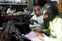 Công chức Ấn Độ đội mũ bảo hiểm... trong phòng làm việc