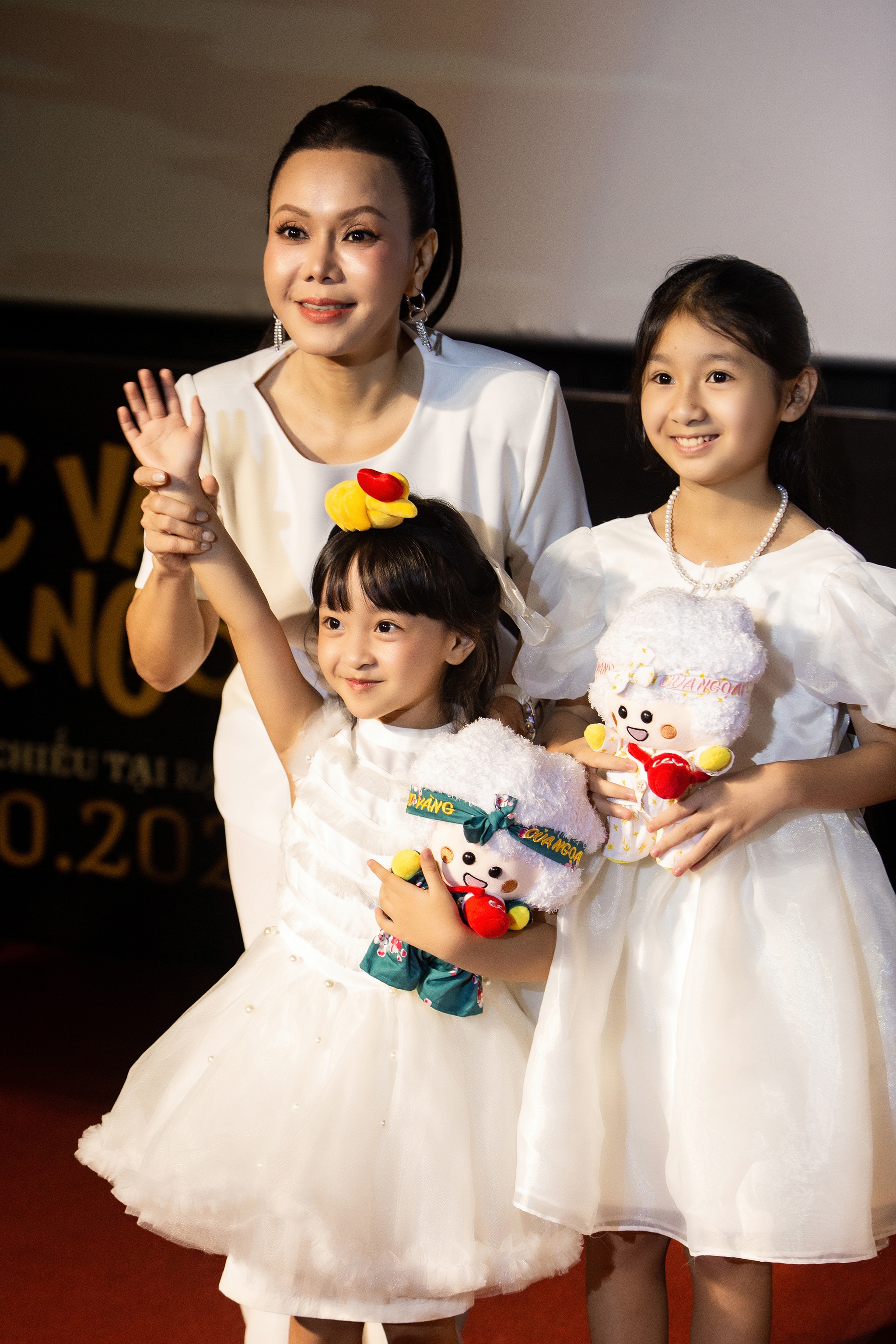 Việt Hương thay đổi ngoại hình, căng thẳng khi làm việc với Khương Ngọc - 2