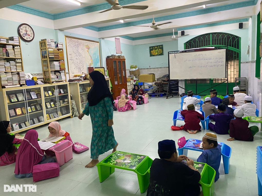 Hẻm TPHCM độc lạ: Trẻ em học vần chữ Ả Rập, người lớn không rượu bia - 5 Hẻm TPHCM độc lạ: Trẻ em học vần chữ Ả Rập, người lớn không rượu bia - 5