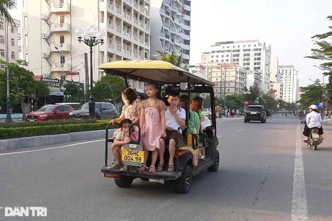 Biển Sầm Sơn ken đặc người dịp Giỗ Tổ Hùng Vương - 10 Biển Sầm Sơn ken đặc người dịp Giỗ Tổ Hùng Vương - 10
