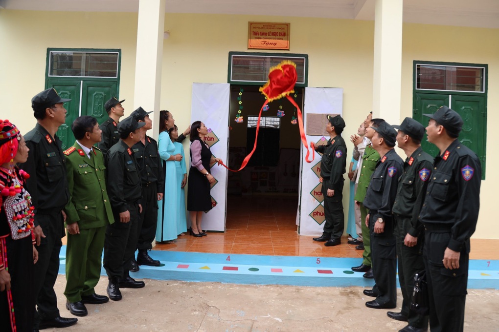 Bộ Tư lệnh CSCĐ tặng 2 phòng học cho trẻ em Điện Biên - 1 Bộ Tư lệnh CSCĐ tặng 2 phòng học cho trẻ em Điện Biên - 1