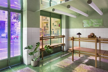 Tuyệt chiêu "hút" khách bằng màu sắc của quán cà phê có mặt tiền "nhảy múa"