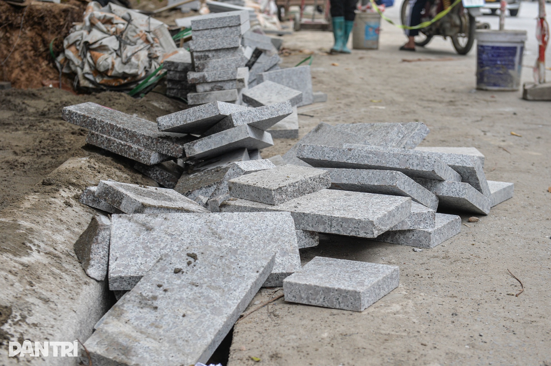 Dân Hà Nội khốn khổ vì bụi mù mịt, tiếng ồn inh tai từ lát đá vỉa hè - 7 Dân Hà Nội khốn khổ vì bụi mù mịt, tiếng ồn inh tai từ lát đá vỉa hè - 7