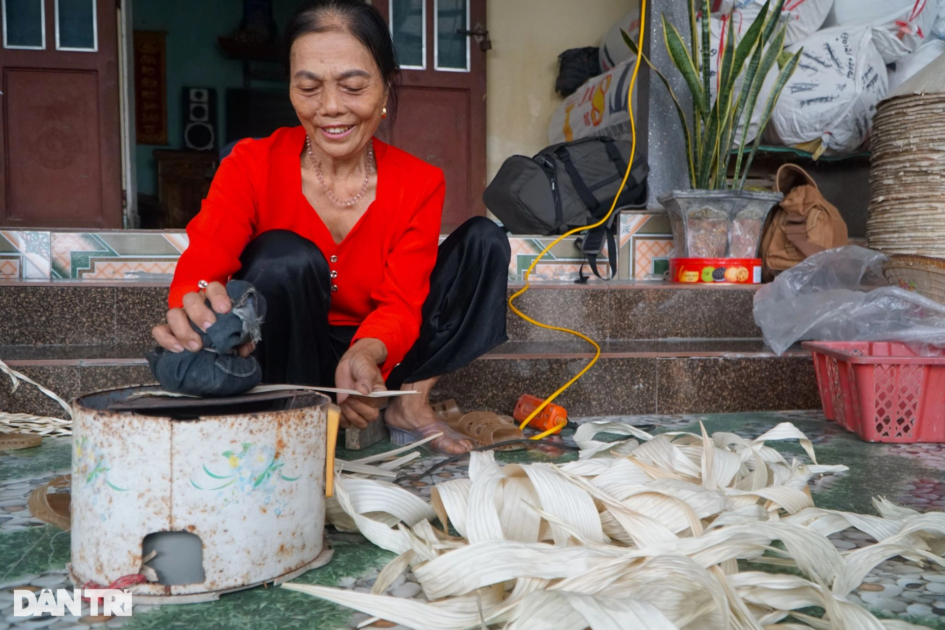 Những người phụ nữ mất vân tay, bật máu mỗi ngày để kiếm 100.000 đồng - 7 Những người phụ nữ mất vân tay, bật máu mỗi ngày để kiếm 100.000 đồng - 7