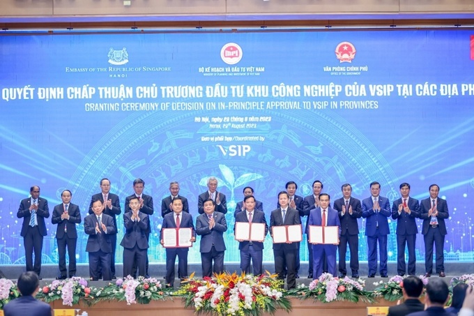 Thủ tướng Phạm Minh Chính, Thủ tướng Singapore Lý Hiển Long và các đại biểu tại lễ trao quyết định chấp thuận chủ trương đầu tư khu công nghiệp của VSIP tại các địa phương.