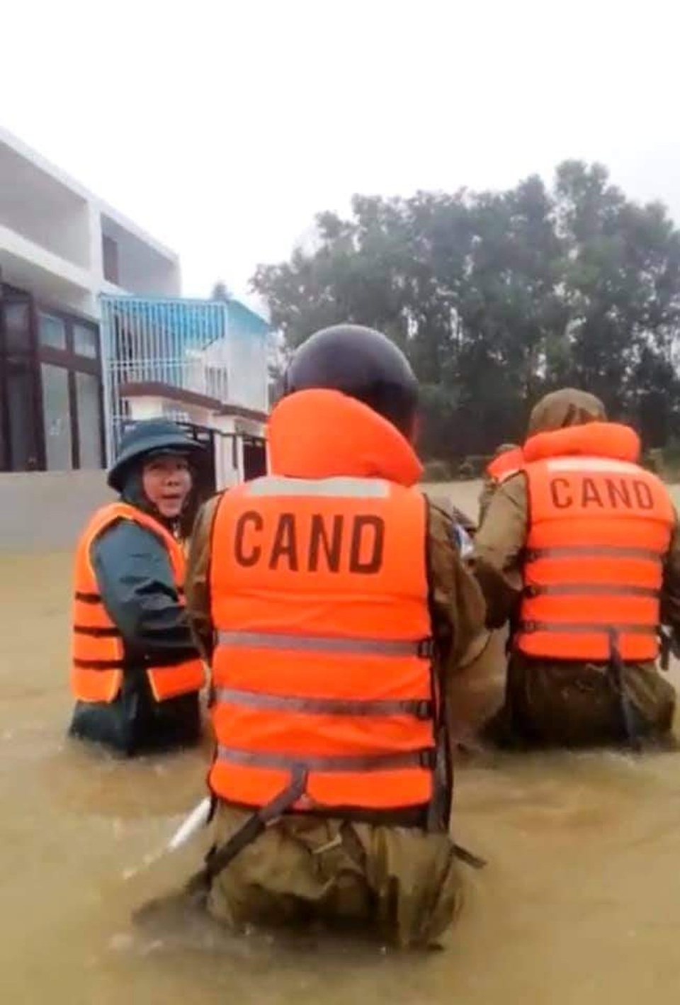Công an thành phố Huế khẩn cấp cứu dân ra khỏi vùng lũ nguy hiểm - 6 Công an thành phố Huế khẩn cấp cứu dân ra khỏi vùng lũ nguy hiểm - 6