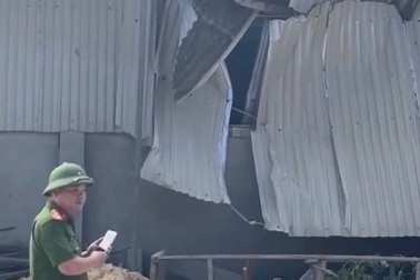 Nghệ An: Nhà một người dân ở Quỳ Hợp bất ngờ bị sập mái, nứt tường