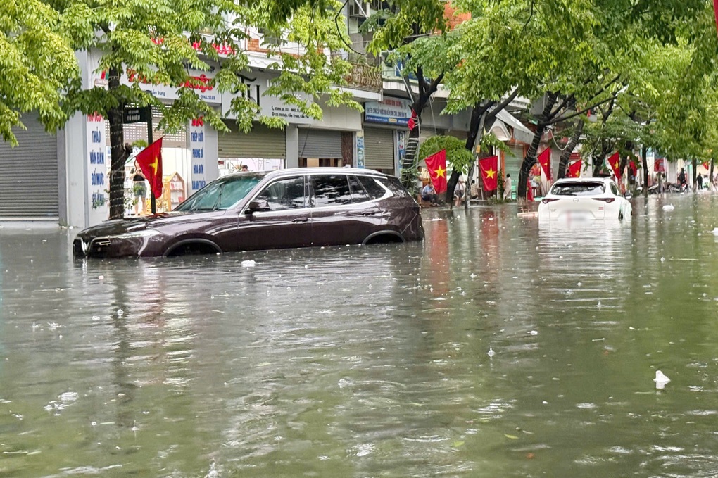 Mưa lớn liên tiếp, nhiều nơi ở Quảng Ninh ngập sâu - 1