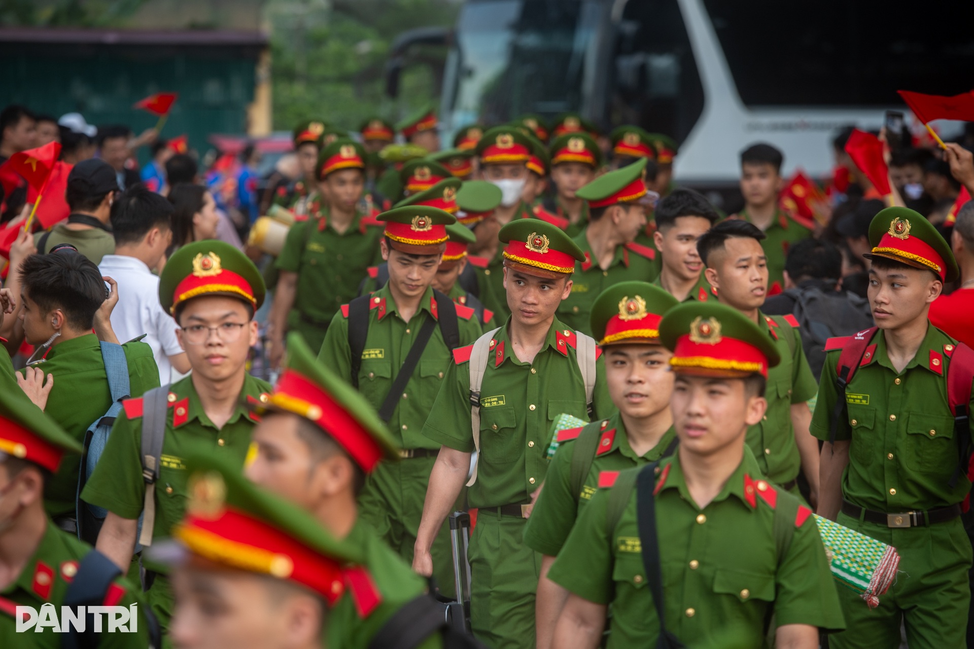 800 học viên Cảnh sát nhân dân lên tàu vào Nam làm nhiệm vụ dịp đại lễ 30/4 - 2 800 học viên Cảnh sát nhân dân lên tàu vào Nam làm nhiệm vụ dịp đại lễ 30/4 - 2
