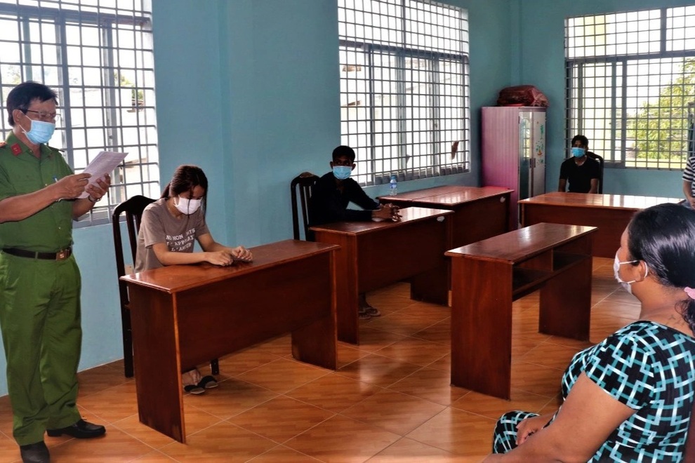 Tổ chức nhậu trong chòi hoang, 9 người bị phạt 135 triệu đồng - 1 Tổ chức nhậu trong chòi hoang, 9 người bị phạt 135 triệu đồng - 1