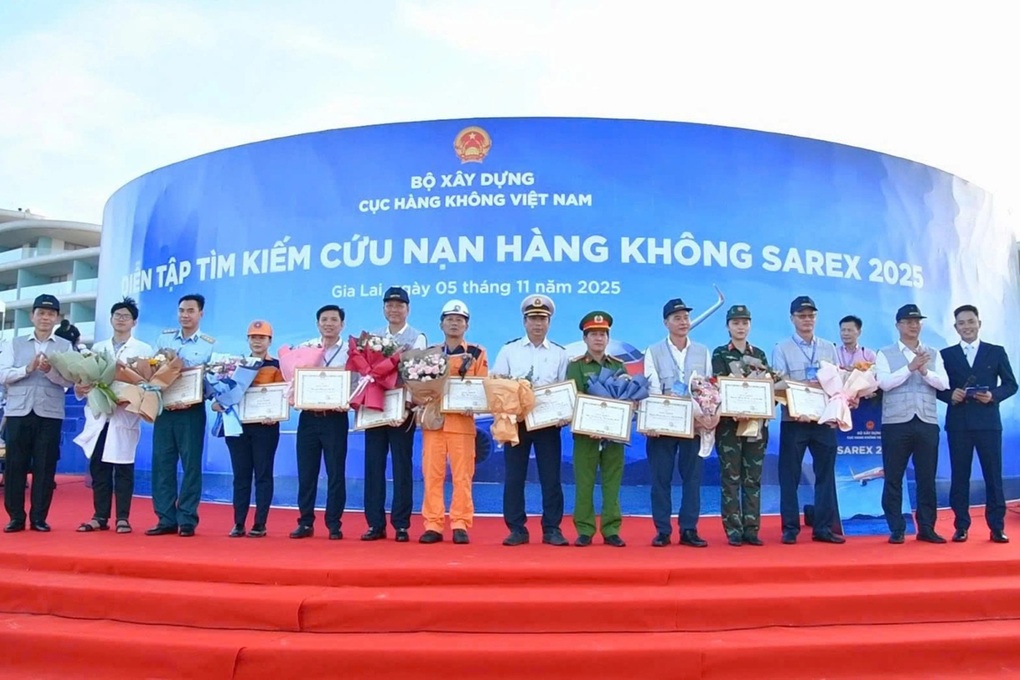 Trực thăng diễn tập tìm kiếm, cứu nạn máy bay rơi ở vùng biển Gia Lai - 3