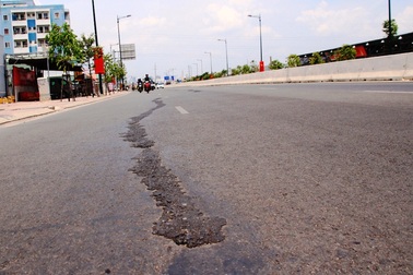 Đại lộ đẹp nhất Sài Gòn mới đi vào sử dụng đã nứt nhiều nơi